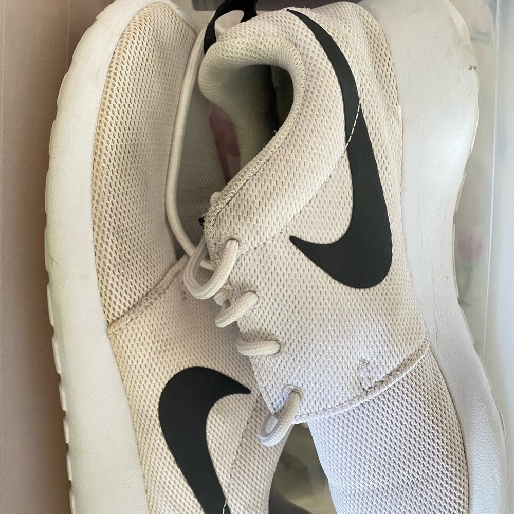 White nike Roshe